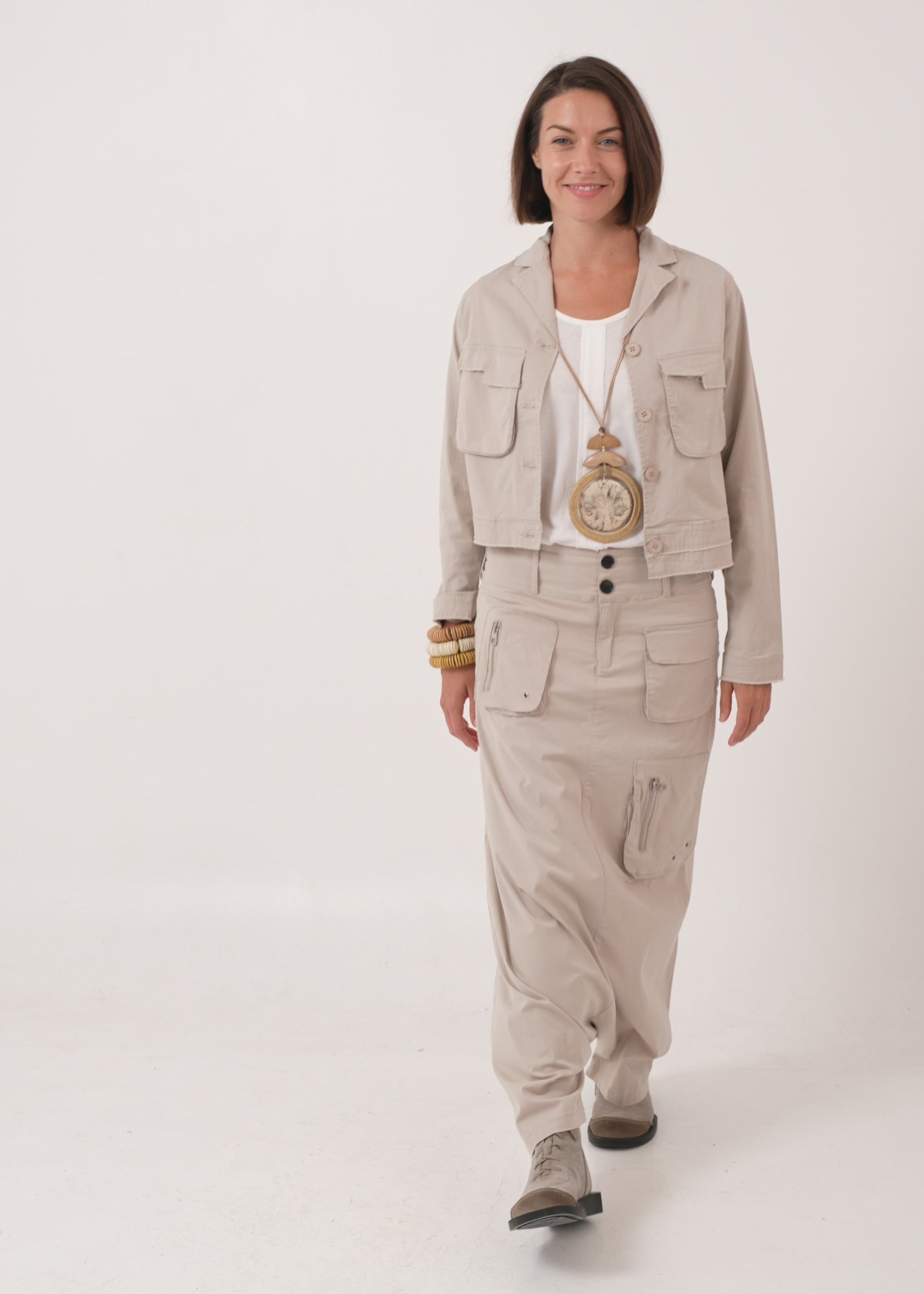 Jacket with two front pockets, Stone cut extension