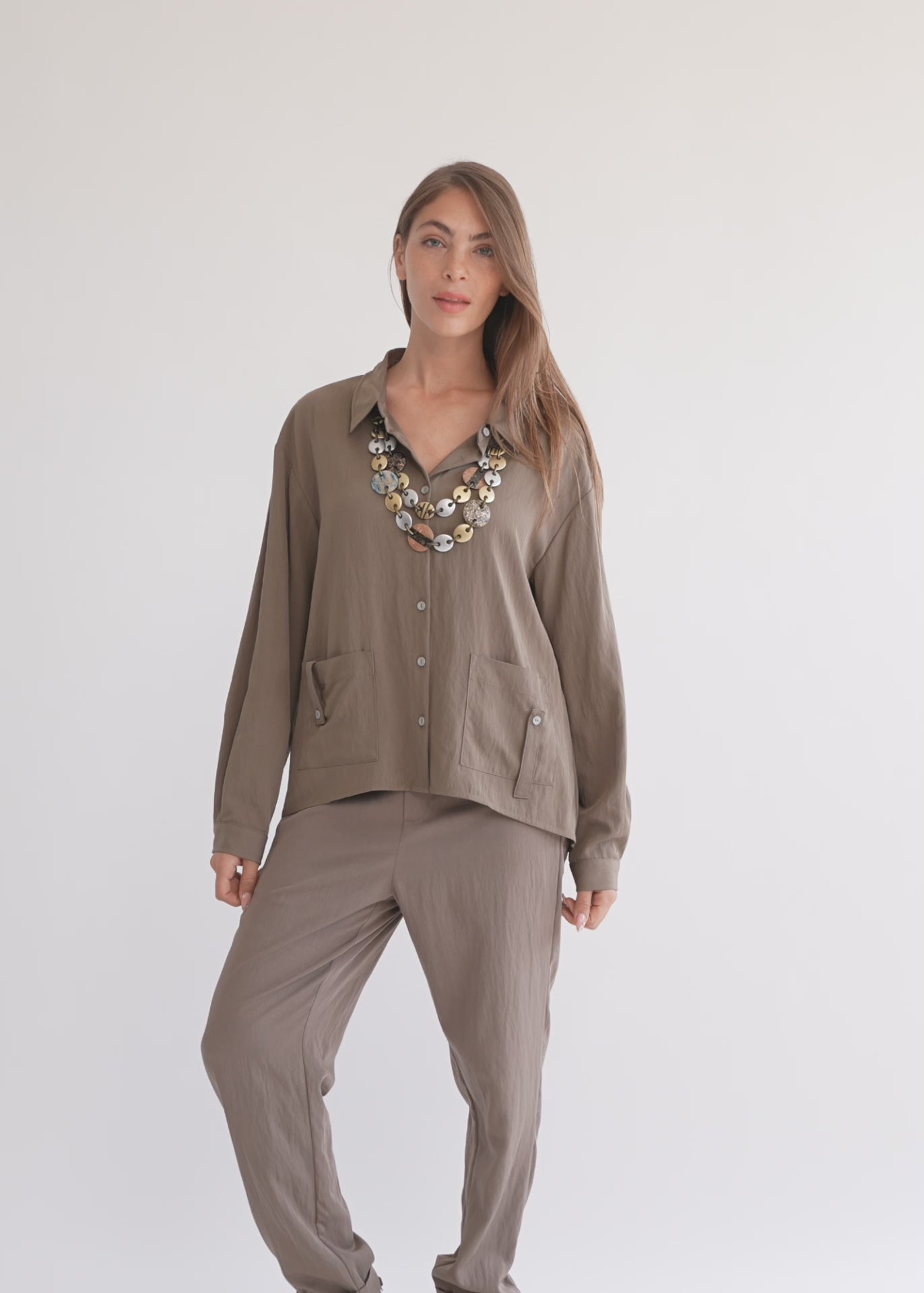 Soft fabric button-down shirt with two front pockets, brown
