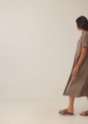 Short sleeve dress prominent seams brown